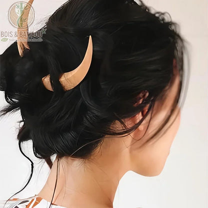 épingle à cheveux croissant de lune en bois naturel portée dans chignon bas femme cheveux noirs fond blanc