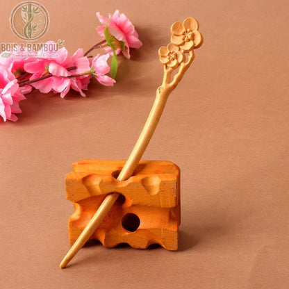 épingle cheveux bois de pêcher sculpté motif triple fleur de pêcher bois naturel beige clair