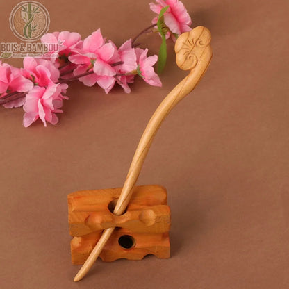 épingle cheveux bois pêcher sculptée tête ovale gravée motif nuage bois naturel beige