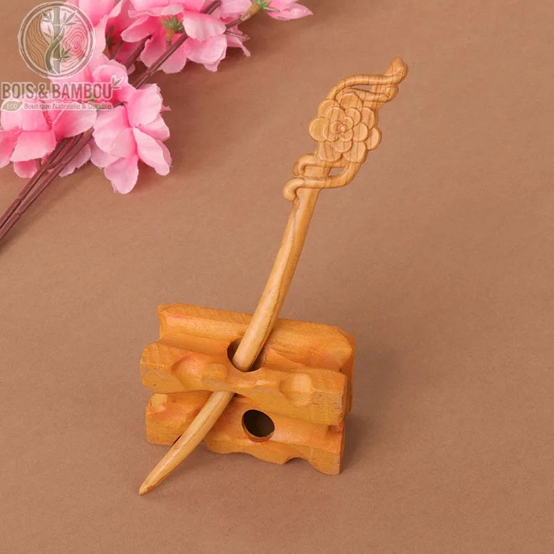 épingle cheveux bois de pêcher sculpté motif fleur de cerisier tige torsadée bois naturel