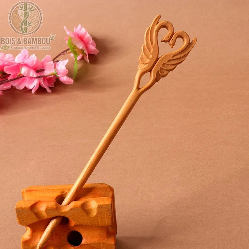 épingle à cheveux bois de pêcher sculptée motif cygne ailes et cœur bois naturel beige caramel