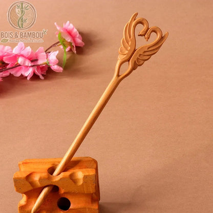 épingle à cheveux bois de pêcher sculptée motif cygne ailes et cœur bois naturel beige caramel