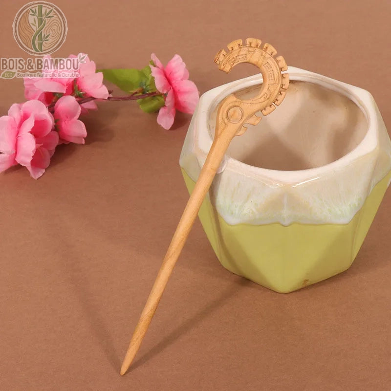 épingle cheveux bois de pêcher sculpté motif roue ornementale engrenage bois naturel beige