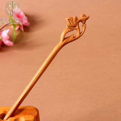 épingle cheveux bois pêcher sculptée motif rose bouton fleur fermée bois naturel beige caramel