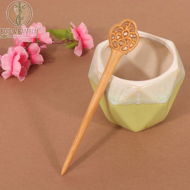 épingle cheveux bois de pêcher sculpté médaillon ajouré motif floral rond bois naturel beige