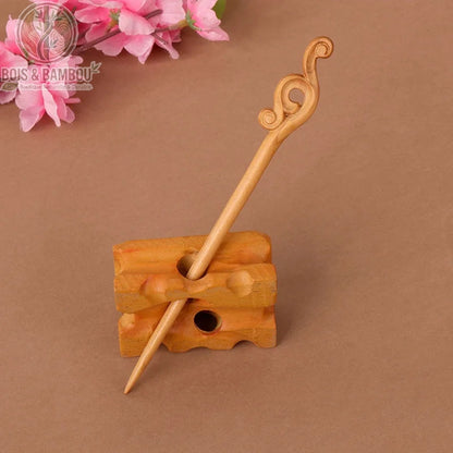 épingle cheveux bois pêcher sculptée motif double spirale bois naturel beige clair artisanal