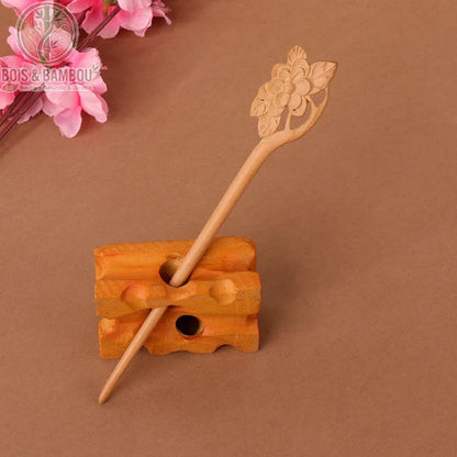 épingle cheveux bois de pêcher sculpté motif grappe fruits fleurs feuilles bois naturel beige