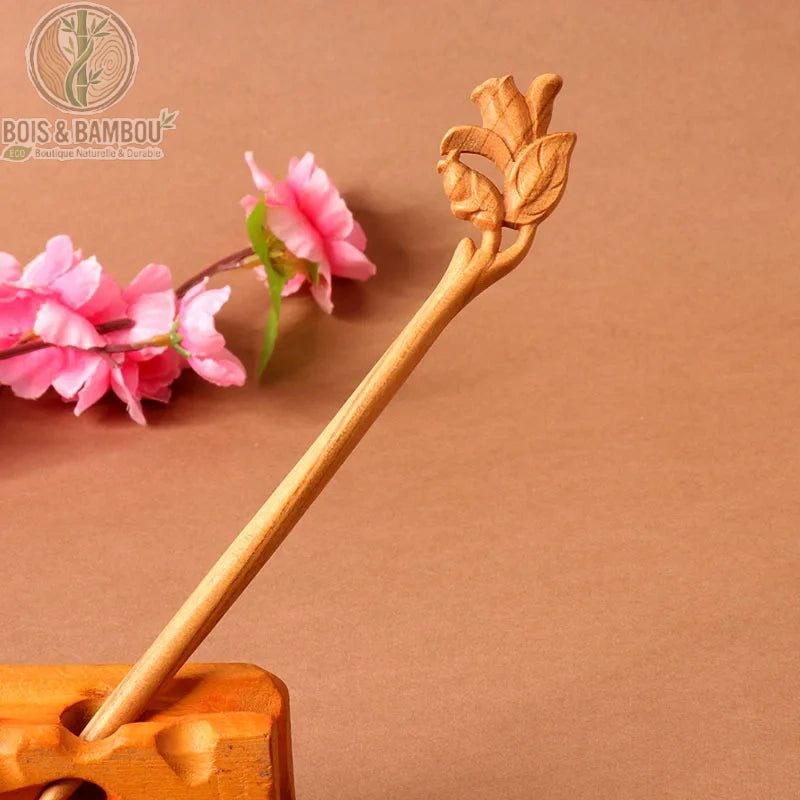 épingle cheveux bois de pêcher sculpté motif bouton fleur avec feuilles bois naturel beige