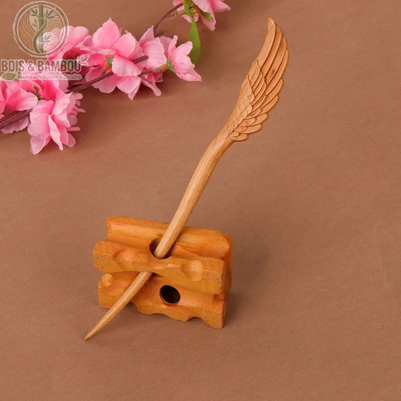 épingle cheveux bois pêcher sculptée motif aile déployée unique bois naturel beige artisanal
