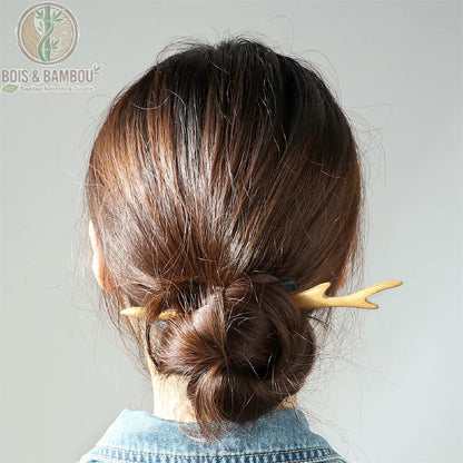 épingle à cheveux bois de santal vert modèle fourche bois de cerf dans chignon bas