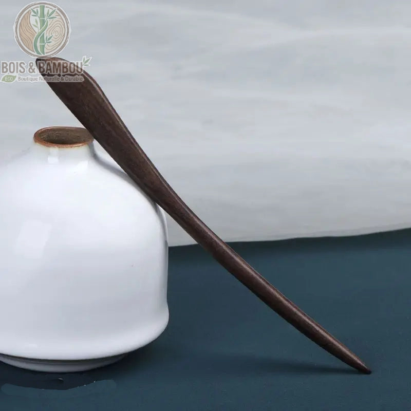 épingle à cheveux bois de santal tige lisse effilée minimaliste marron foncé