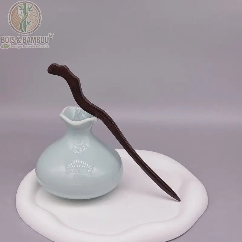 épingle à cheveux bois de santal tige sinueuse ondulée naturelle fond gris