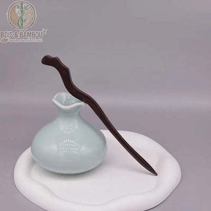 épingle à cheveux bois de santal tige sinueuse ondulée naturelle fond gris