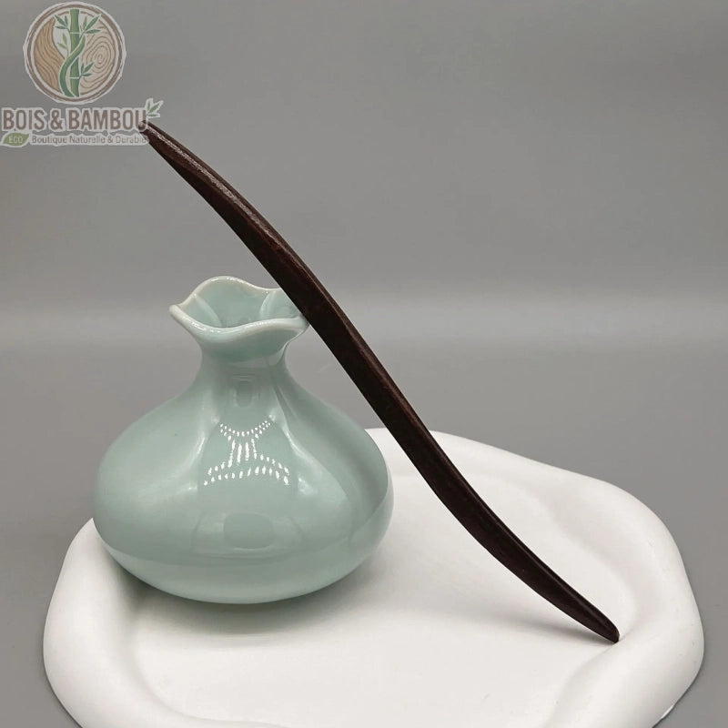 épingle à cheveux bois de santal tige courbée effilée style épuré fond blanc