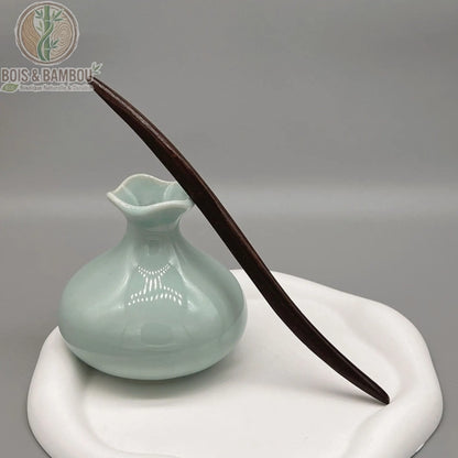 épingle à cheveux bois de santal tige courbée effilée style épuré fond blanc
