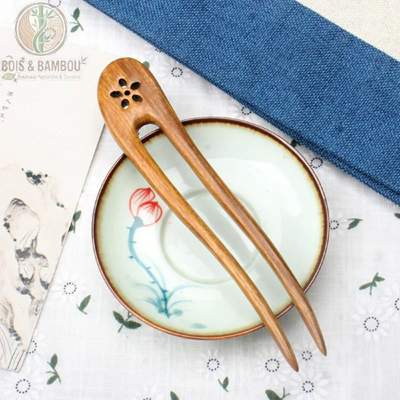 épingle à cheveux en U bois de pêche brun doré modèle A fleur de cerisier ajourée