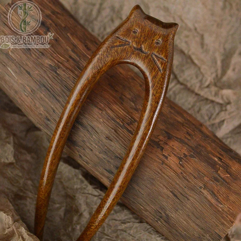 épingle à cheveux bois chat gros plan tête sculptée moustaches oreilles gravées bois caramel poli