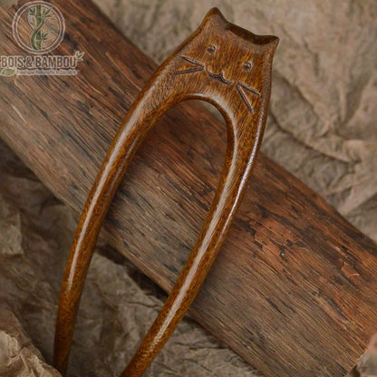 épingle à cheveux bois chat gros plan tête sculptée moustaches oreilles gravées bois caramel poli