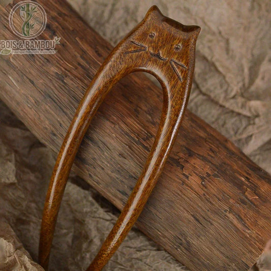 épingle à cheveux bois chat gros plan tête sculptée moustaches oreilles gravées bois caramel poli