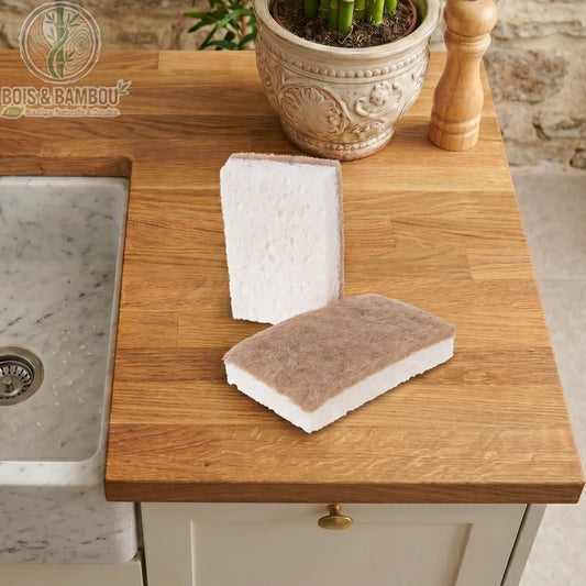 Éponges en Cellulose et Sisal Naturel Lot 2 Éponges Bio Zéro Déchet – lot de 2 éponges posées sur table en bambou, face cellulose blanche et face sisal beige naturel.