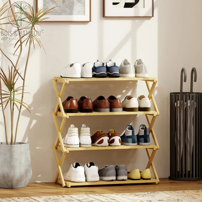 Etagere a chaussures en bambou a 4 niveaux situation. Meuble de rangement pliable en bois clair accueillant diverses paires de chaussures dans une entrée lumineuse avec plante et porte-parapluies.