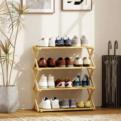 Etagere a chaussures en bambou a 4 niveaux situation. Meuble de rangement pliable en bois clair accueillant diverses paires de chaussures dans une entrée lumineuse avec plante et porte-parapluies.