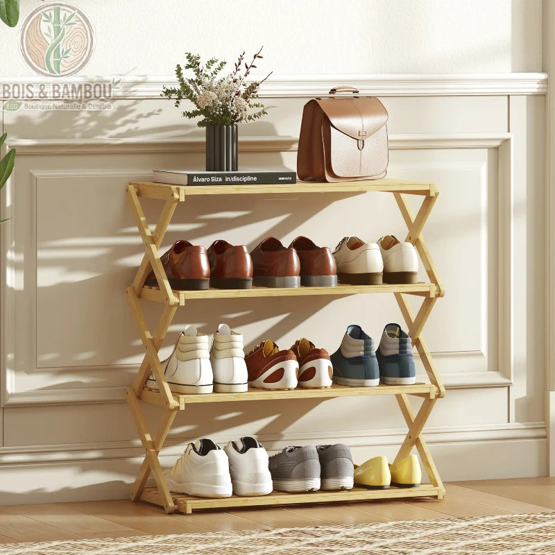 Étagère à chaussures en bambou à 4 niveaux. Un support pliable en bois clair avec structure en X, présentant quatre étagères remplies de chaussures sous un sac et un vase décoratif.