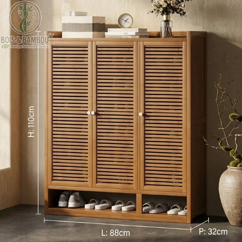 Etagere a chaussures en bambou au design japonais 110 88 32 avec trois portes à lattes et espace de rangement inférieur.