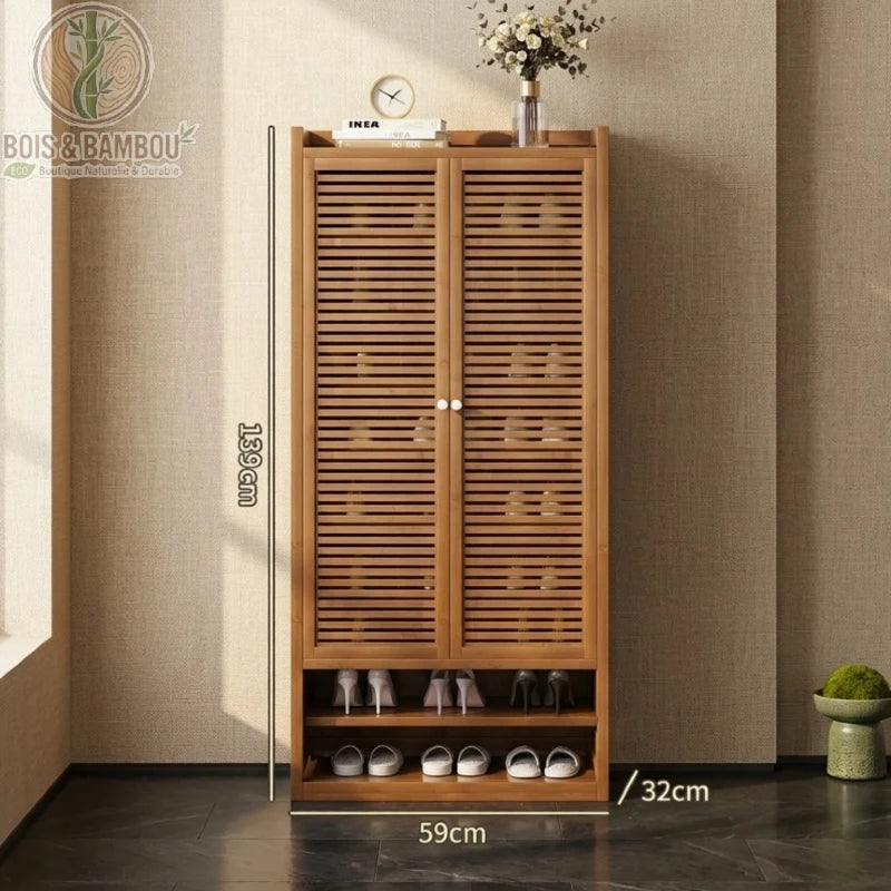 Etagere a chaussures en bambou au design japonais 139 59 32 avec deux portes à lattes et deux étagères inférieures.