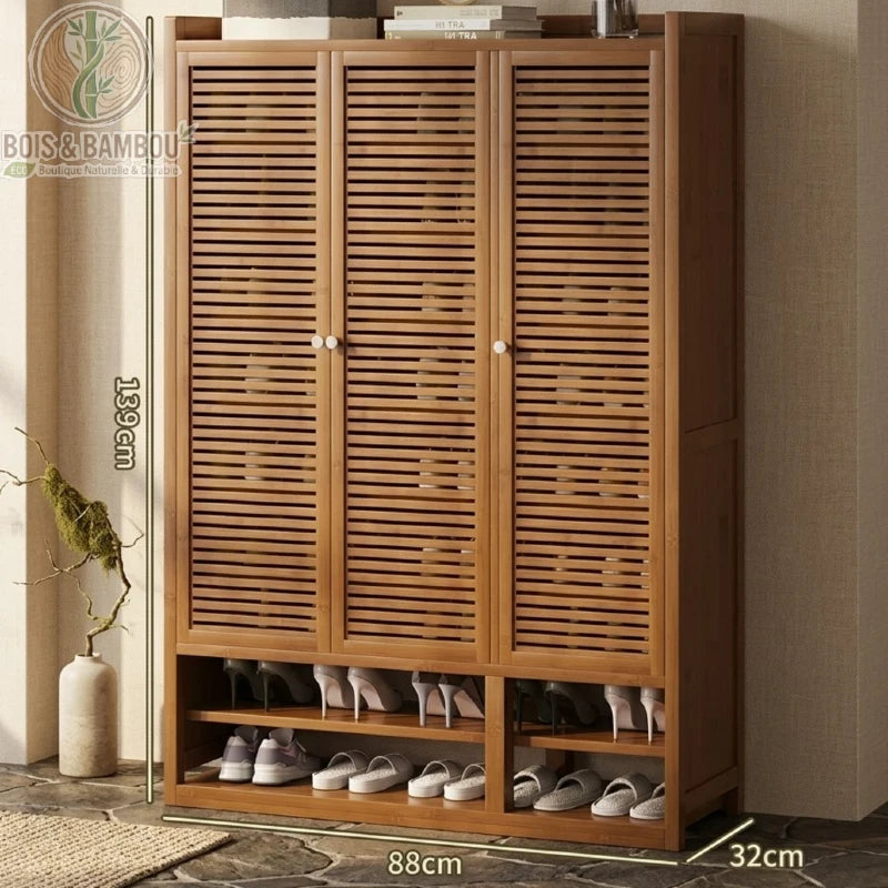 Etagere a chaussures en bambou au design japonais 139 88 32 avec trois portes à lattes et deux étagères inférieures.