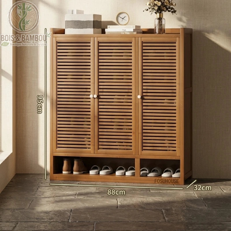 Etagere a chaussures en bambou au design japonais 95 88 32 avec trois portes à lattes et espace de rangement inférieur.
