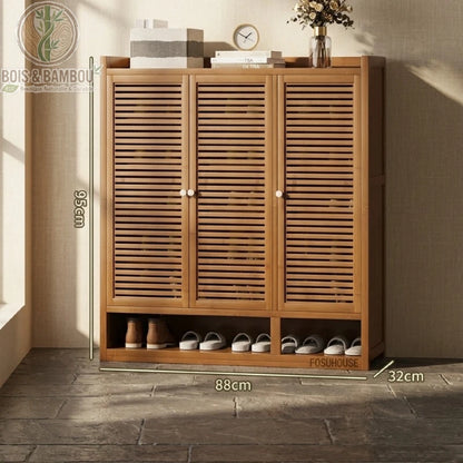 Etagere a chaussures en bambou au design japonais 95 88 32 avec trois portes à lattes et espace de rangement inférieur.