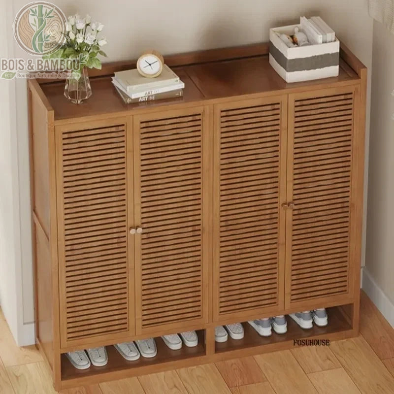 Etagere a chaussures en bambou au design japonais avec quatre portes à lattes et un niveau inférieur ouvert pour les chaussures.
