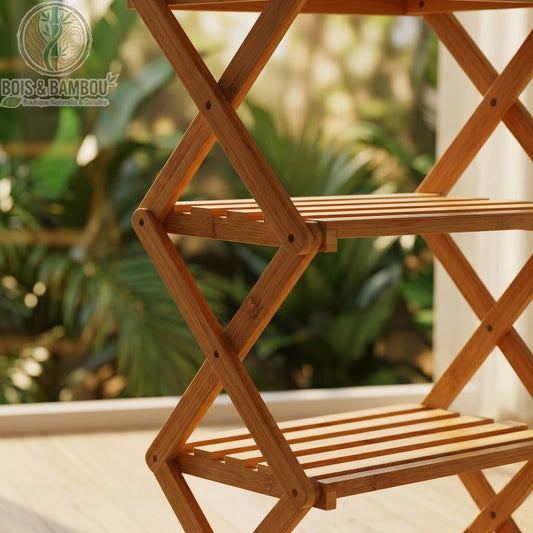 Etagere a chaussures en bambou pliable 108 cm details. Gros plan sur la structure en X et les lattes de finition soignée du meuble, soulignant la qualité du bambou naturel en extérieur.