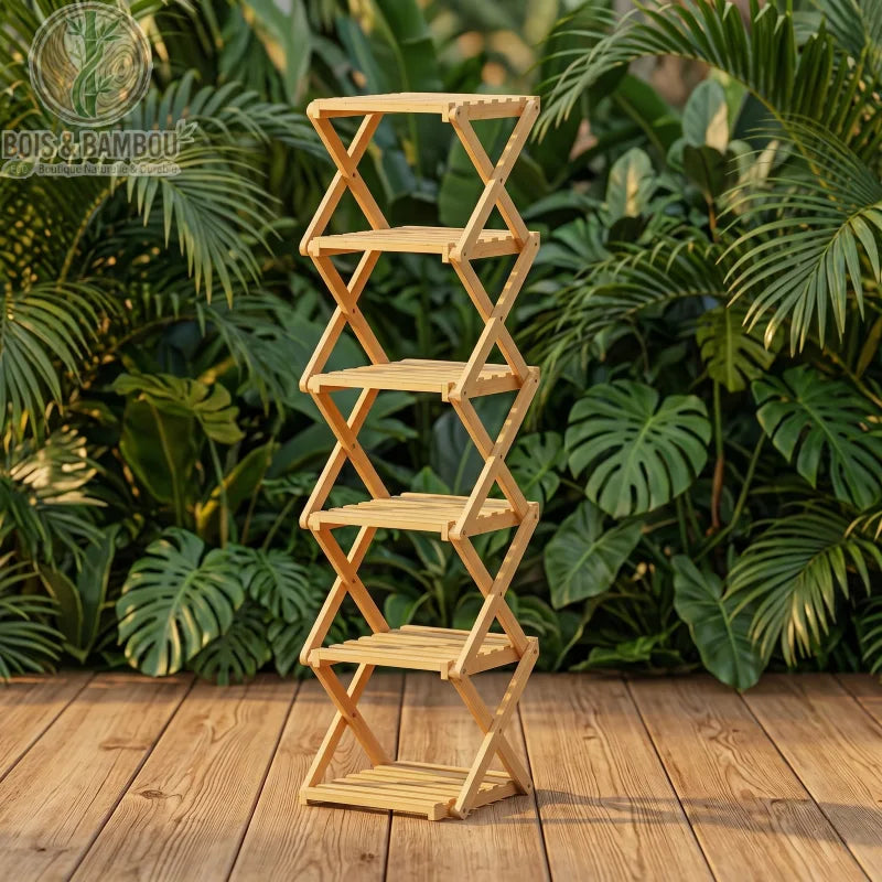 Etagere a chaussures en bambou pliable 108 cm situation 2. Grande étagère verticale à 6 niveaux en bambou naturel, posée sur une terrasse en bois devant un décor de plantes tropicales luxuriantes.