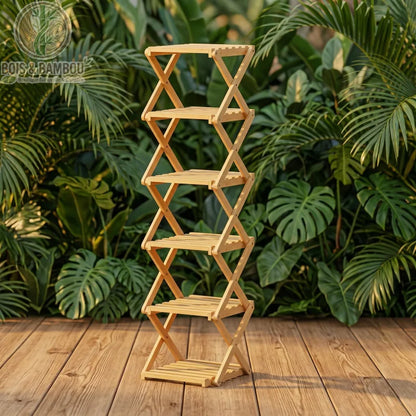 Etagere a chaussures en bambou pliable 108 cm situation 2. Grande étagère verticale à 6 niveaux en bambou naturel, posée sur une terrasse en bois devant un décor de plantes tropicales luxuriantes.