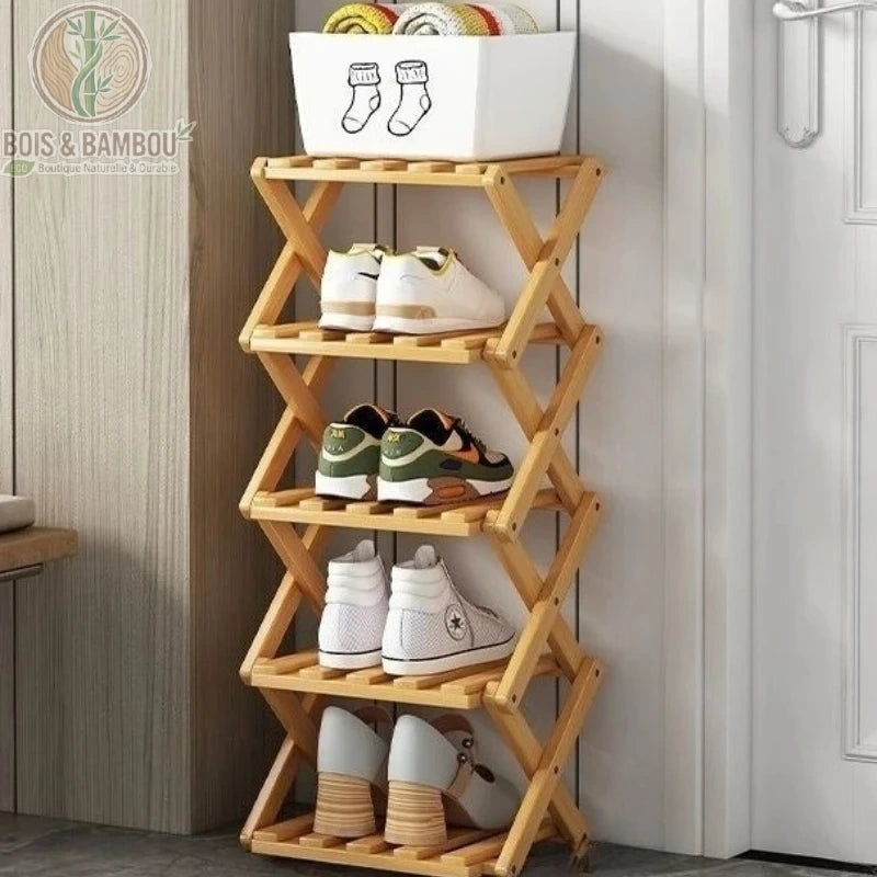 Etagere a chaussures en bambou pliable modele 2. Étagère compacte à 4 niveaux accueillant baskets et chaussures à talons, surmontée d'un bac de rangement blanc, idéale pour optimiser les petits espaces.