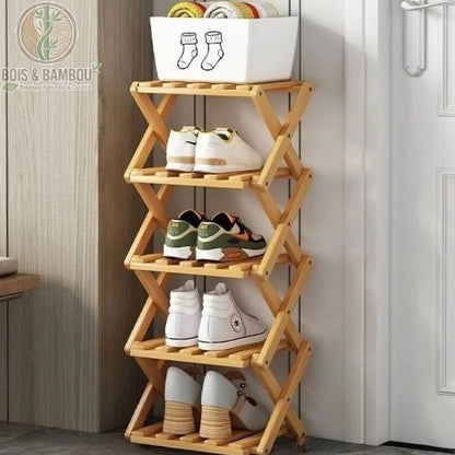 Etagere a chaussures en bambou pliable modele 2. Étagère compacte à 4 niveaux accueillant baskets et chaussures à talons, surmontée d'un bac de rangement blanc, idéale pour optimiser les petits espaces.