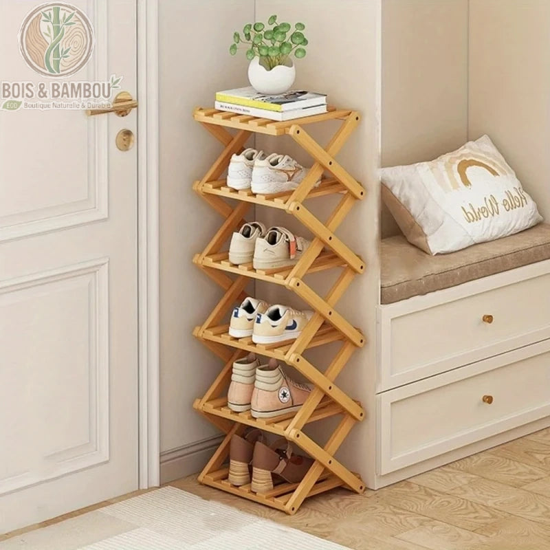 Etagere a chaussures en bambou pliable modele 3. Étagère à 5 niveaux en bambou clair installée dans un coin d'entrée, contenant plusieurs paires de baskets et chaussures à talons.