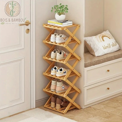 Etagere a chaussures en bambou pliable modele 3. Étagère à 5 niveaux en bambou clair installée dans un coin d'entrée, contenant plusieurs paires de baskets et chaussures à talons.