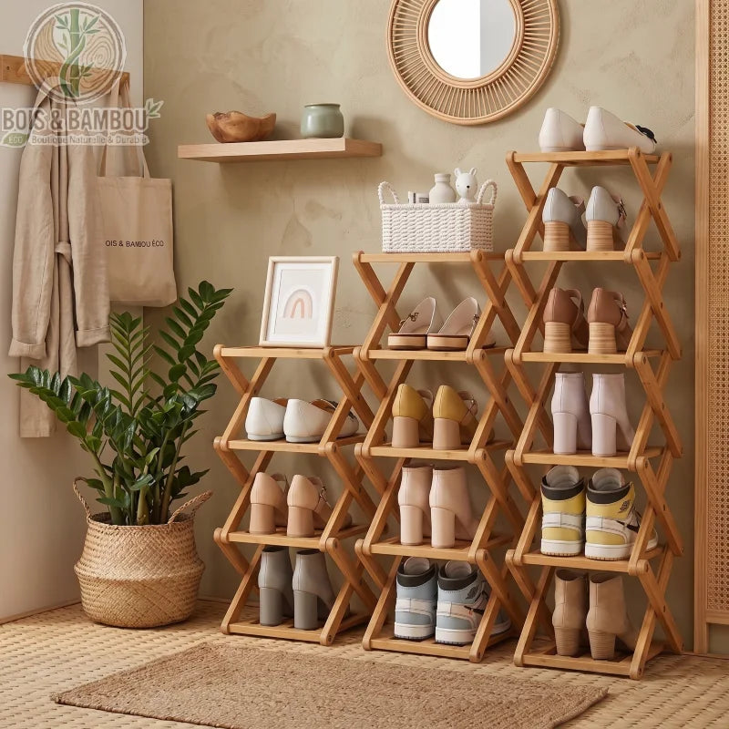 Etagere a chaussures en bambou pliable situation. Trois étagères en bambou au design croisé de hauteurs différentes, organisées avec diverses chaussures dans une entrée à la décoration naturelle.