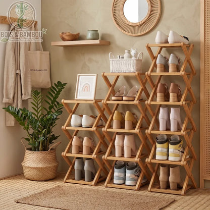 Etagere a chaussures en bambou pliable situation. Trois étagères en bambou au design croisé de hauteurs différentes, organisées avec diverses chaussures dans une entrée à la décoration naturelle.