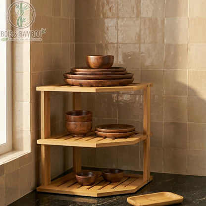 Etagere d angle en bambou a 3 niveaux situation 1. Une étagère d'angle en bambou naturel organisant de la vaisselle en bois sur trois plateaux, installée dans le coin d'une cuisine lumineuse.