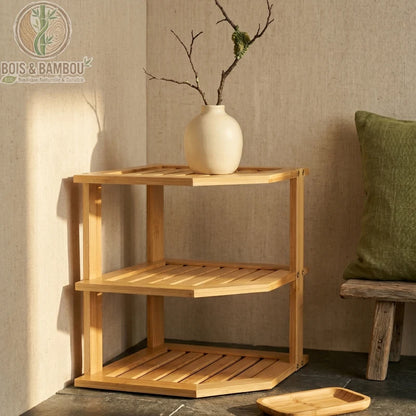 Etagere d angle en bambou a 3 niveaux situation. Une étagère d'angle en bambou naturel décorée d'un vase blanc minimaliste, placée dans un intérieur zen aux tons neutres avec un coussin vert.