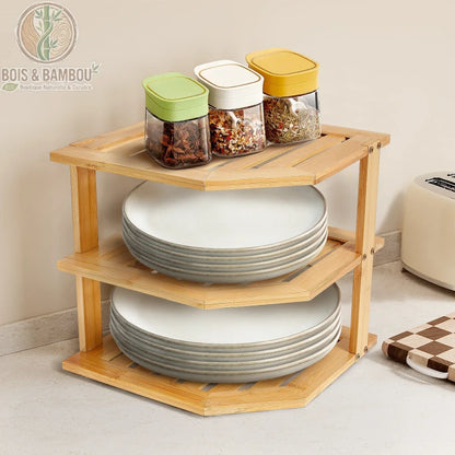 Etagere d angle en bambou a 3 niveaux. Organisateur de cuisine compact en bambou naturel supportant des piles d'assiettes blanches et des pots à épices colorés, idéal pour optimiser les coins.
