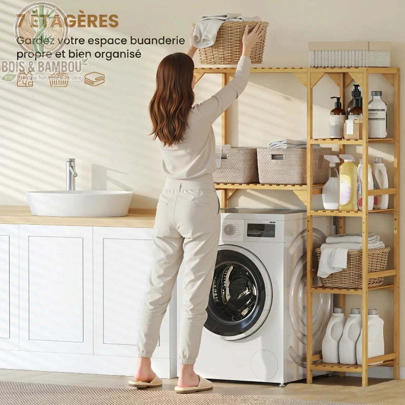 Etagere pour machine a laver en bambou descriptif 1. Large structure en bambou à 7 niveaux surplombant une machine à laver, organisée avec paniers et produits dans une buanderie lumineuse et moderne.