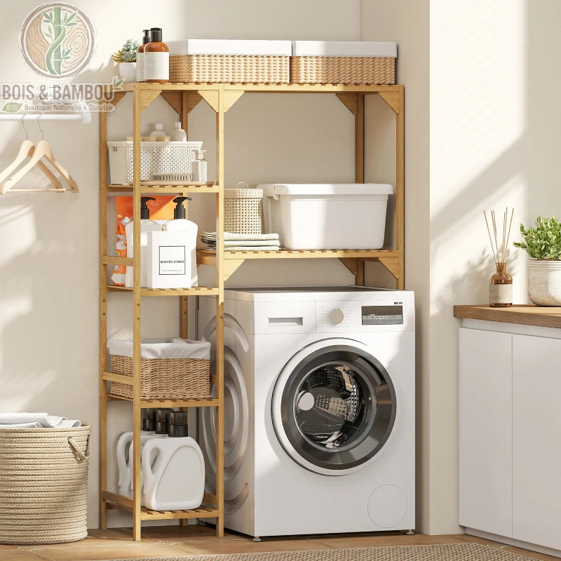 Étagère pour machine à laver en bambou. Un meuble de rangement en bois clair optimisant l'espace au-dessus et à côté d'un lave-linge, avec plusieurs tablettes garnies de paniers et produits.