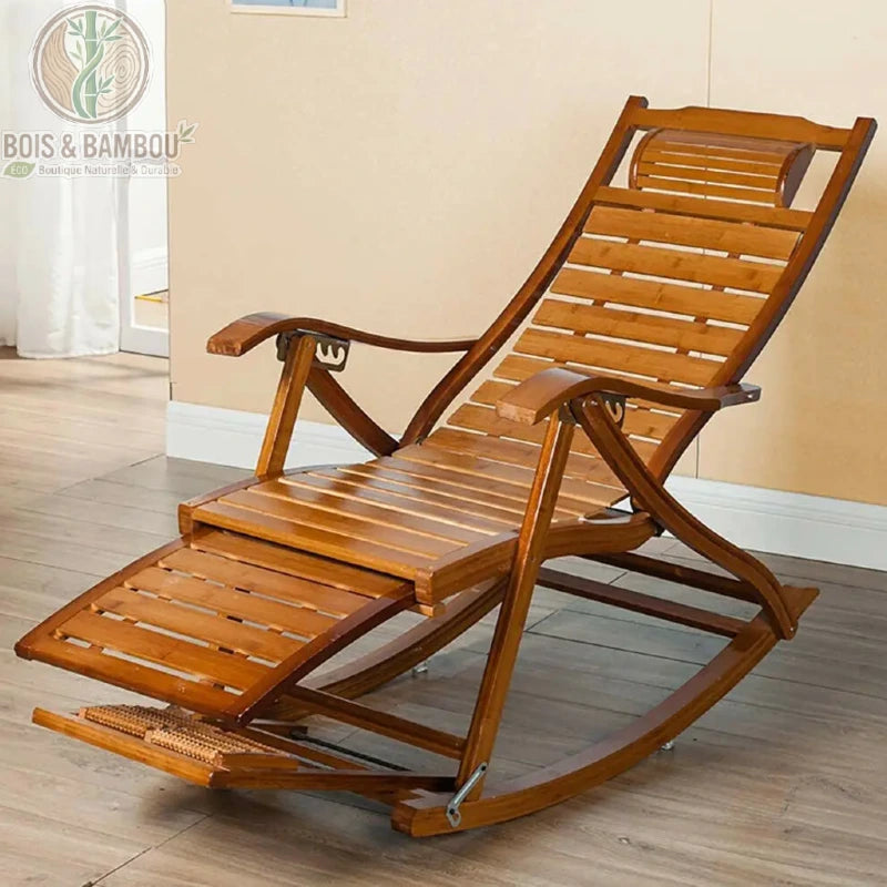 Fauteuil à bascule en bambou. Un fauteuil à bascule ergonomique en lattes de bambou avec repose-pieds extensible et appui-tête intégré, disposé sur un parquet dans un intérieur lumineux.