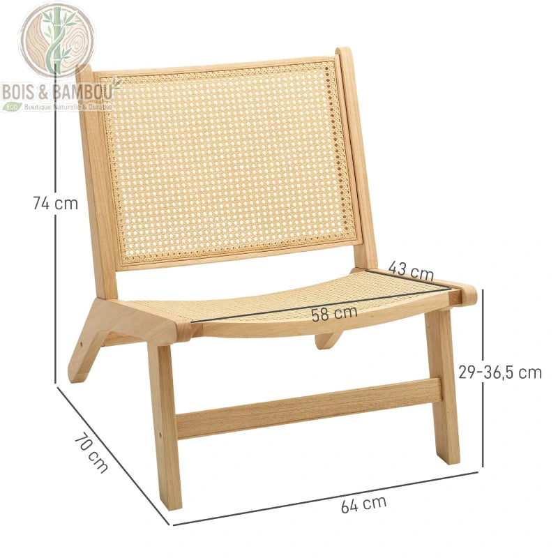 Fauteuil en Rotin et Bois d'Hevea dimension. Un fauteuil bas en bois clair avec assise et dossier en cannage de rotin, affichant ses dimensions précises sur un fond blanc épuré.