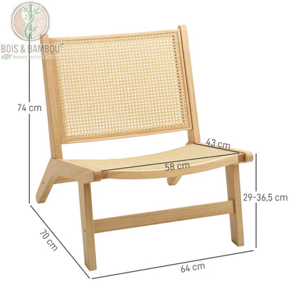 Fauteuil en Rotin et Bois d'Hevea dimension. Un fauteuil bas en bois clair avec assise et dossier en cannage de rotin, affichant ses dimensions précises sur un fond blanc épuré.